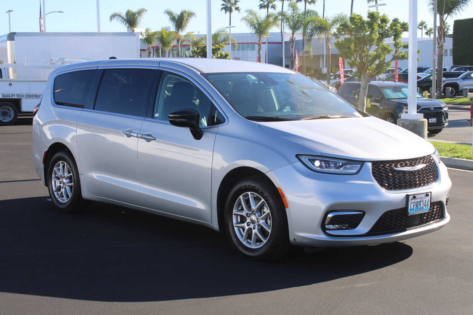 Used 2024 Chrysler Pacifica Touring-L FWD image 3