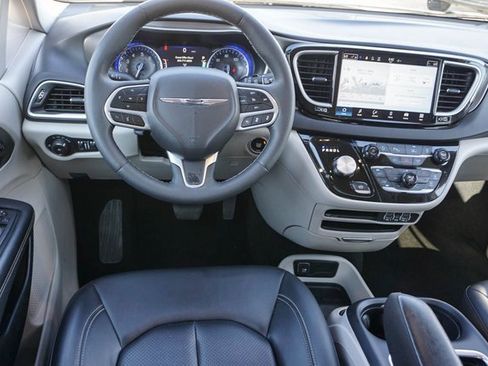 Used 2024 Chrysler Pacifica Touring-L image 11