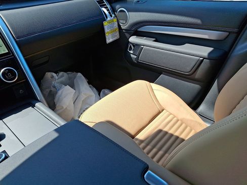 Certified 2025 Land Rover Discovery Dynamic SE image 11