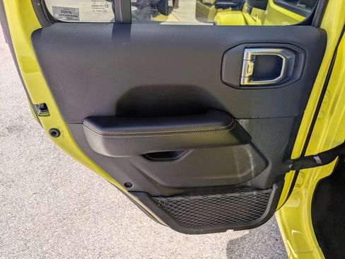 Used 2024 Jeep Wrangler Unlimited Sahara AWD/4WD image 15