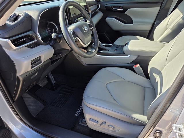 Used 2024 Toyota Highlander XLE FWD image 8