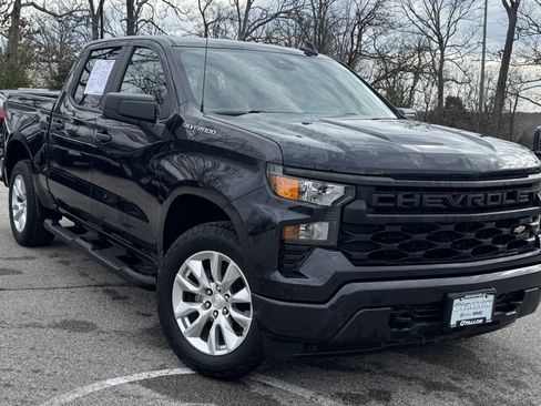 Used 2023 Chevrolet Silverado 1500 Custom image 2