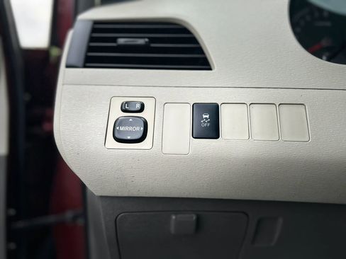 Used 2014 Toyota Sienna L image 24