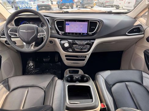 Used 2023 Chrysler Pacifica Touring-L image 3