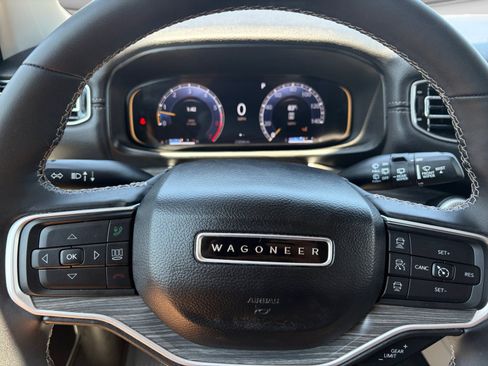 Certified 2024 Jeep Wagoneer Series III w/ Premium Group I AWD/4WD image 19