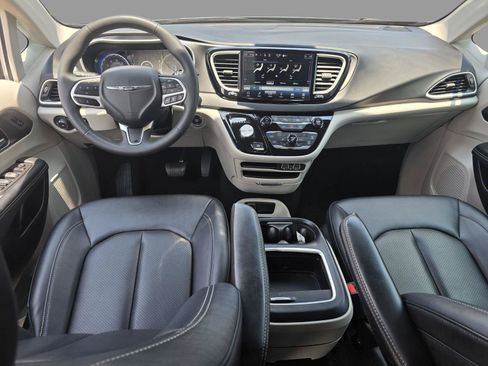 Used 2024 Chrysler Pacifica Touring-L FWD image 9