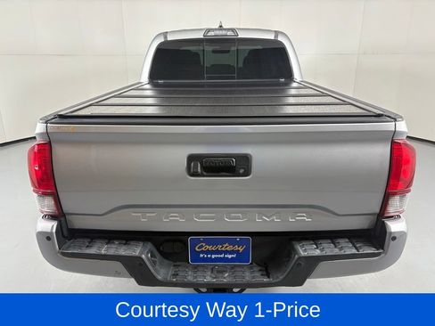 Used 2018 Toyota Tacoma TRD Off-Road w/ Technology Package AWD/4WD image 9