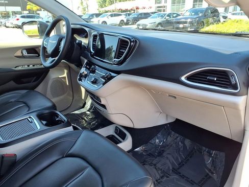 Used 2023 Chrysler Pacifica Touring-L image 15
