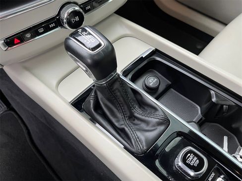 Used 2020 Volvo XC60 T5 Momentum image 22