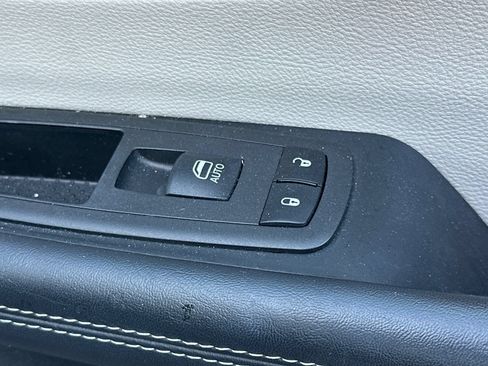 Used 2023 Chrysler Pacifica Touring-L FWD image 21