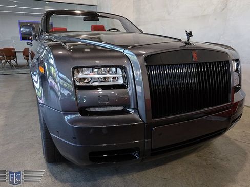 Used 2017 Rolls-Royce Phantom Drophead Coupe RWD image 7