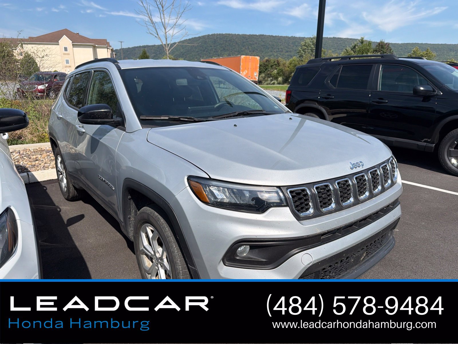 Used 2024 Jeep Compass Latitude AWD/4WD image 1