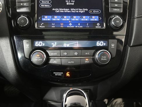 Used 2018 Nissan Rogue SV w/ Sun & Sound Touring Package AWD/4WD image 28