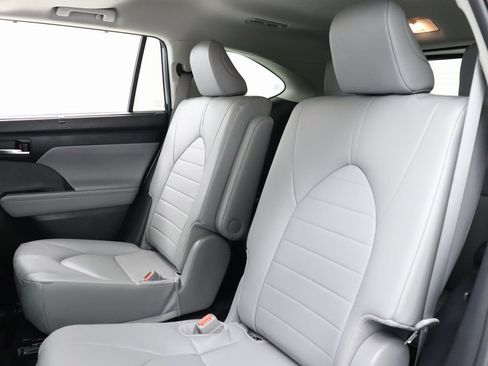 Used 2024 Toyota Highlander XLE image 29