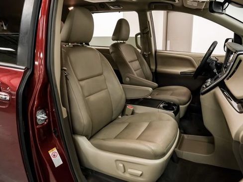 Used 2019 Toyota Sienna XLE Premium FWD image 28