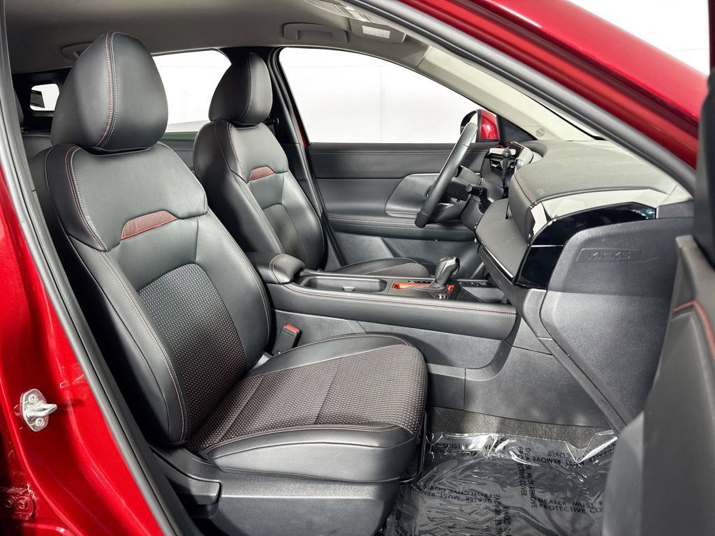 Used 2025 Nissan Kicks SR w/ Illumination Package AWD/4WD image 31