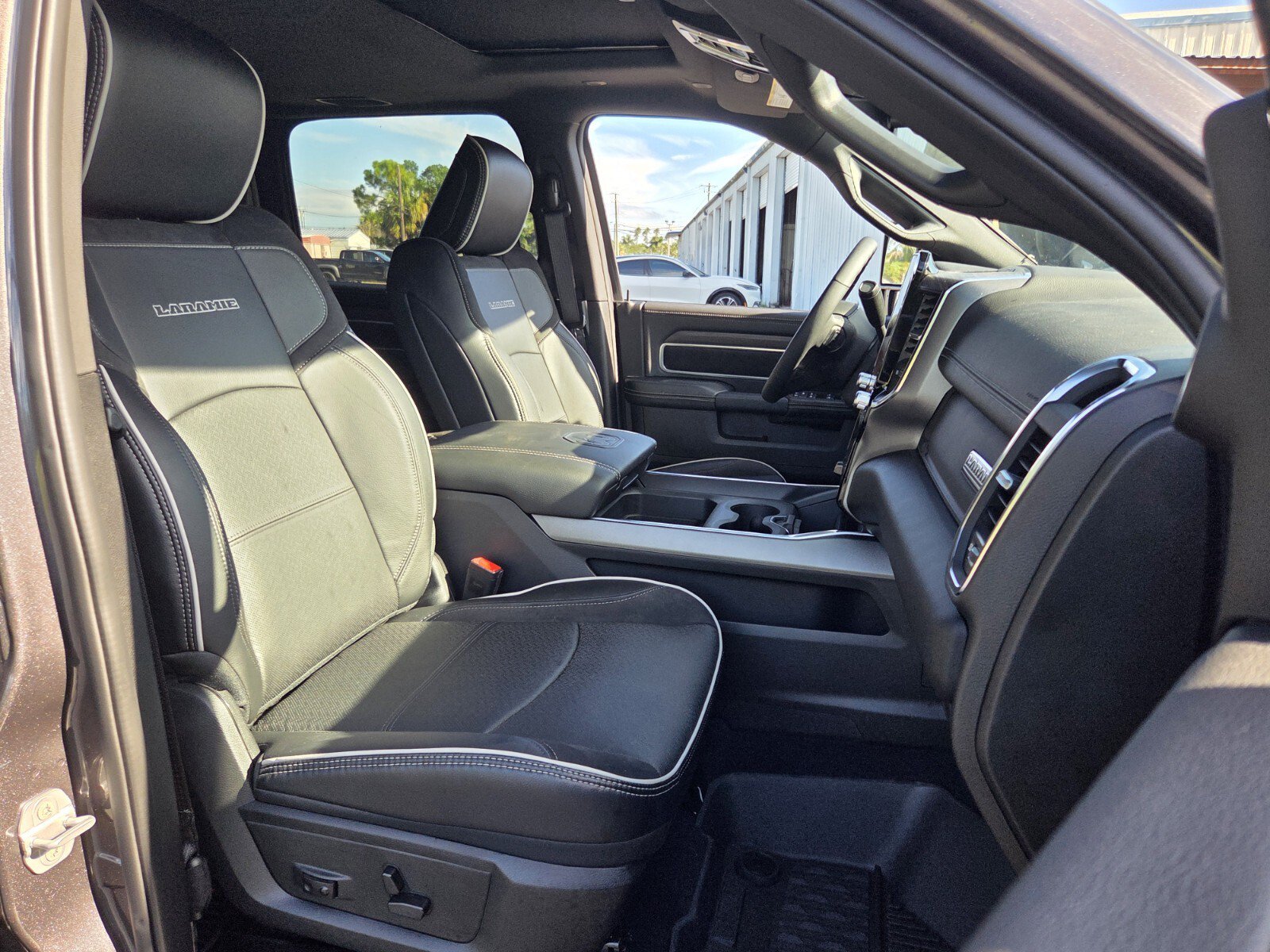 Used 2025 RAM 2500 Laramie AWD/4WD image 17