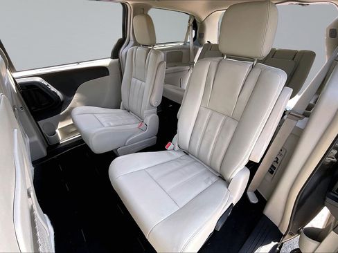 Used 2016 Chrysler Town & Country Touring-L w/ Driver Convenience Group FWD image 27
