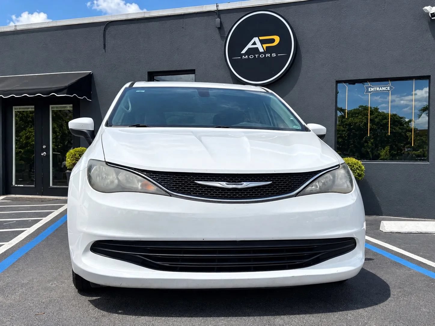 Used 2017 Chrysler Pacifica LX FWD image 2