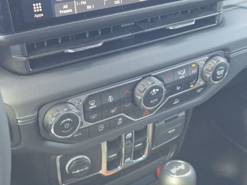 Used 2025 Jeep Wrangler Unlimited Sahara AWD/4WD image 25