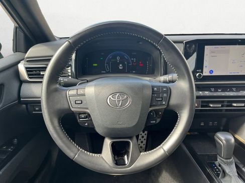 Used 2025 Toyota Camry SE image 13