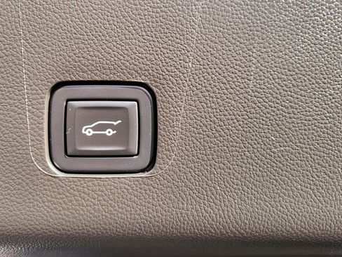 Used 2023 Chevrolet Traverse LT image 13