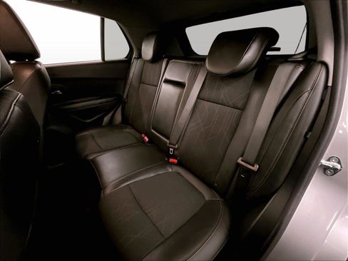 Used 2022 Chevrolet Trax LT w/ LT Convenience Package image 25