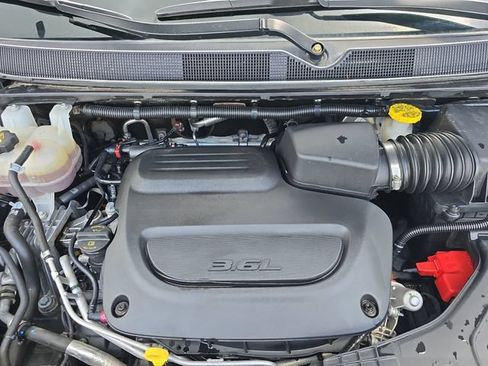Used 2023 Chrysler Pacifica Touring-L FWD image 19