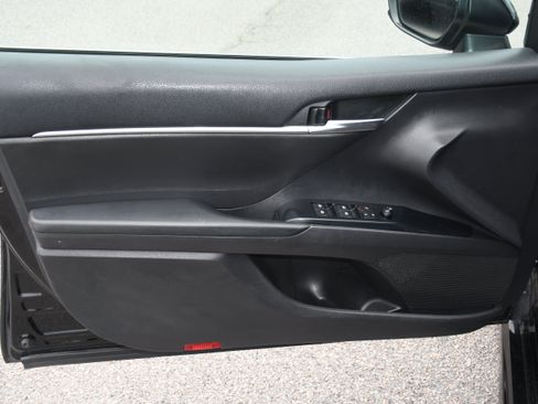 Used 2020 Toyota Camry SE FWD image 9