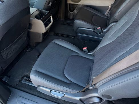 Used 2025 Kia Carnival LX image 16