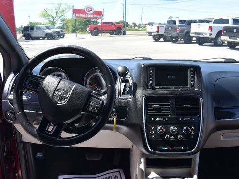 Used 2019 Dodge Grand Caravan SXT FWD image 16