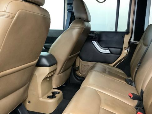 Used 2015 Jeep Wrangler Unlimited Rubicon AWD/4WD image 8