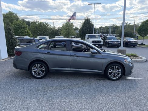 Used 2024 Volkswagen Jetta SE FWD image 4