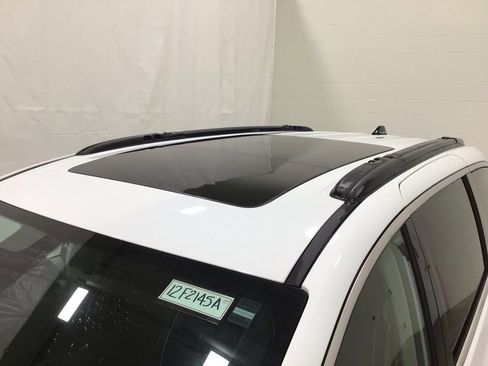 Used 2023 Chrysler Pacifica Limited w/ Trailer Tow Group AWD/4WD image 9