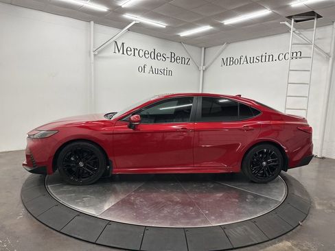 Used 2025 Toyota Camry SE image 4