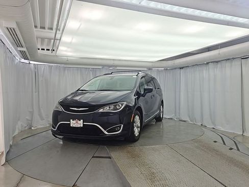 Used 2019 Chrysler Pacifica Touring-L FWD image 2