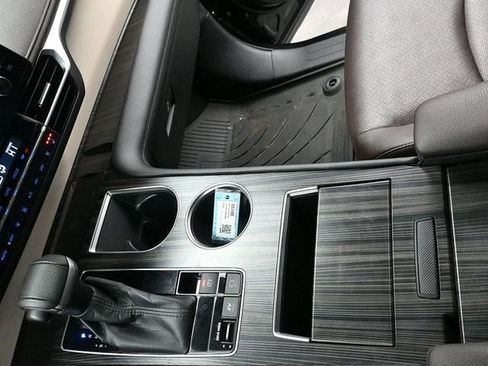 Used 2022 Toyota Sienna Platinum image 23