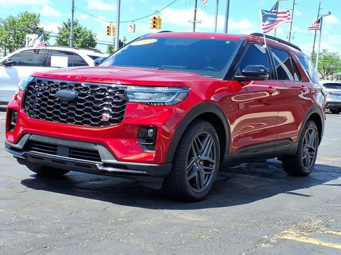 Used 2025 Ford Explorer ST AWD/4WD image 3