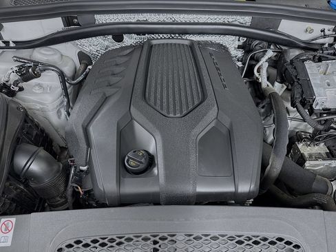 Certified 2025 Porsche Macan AWD/4WD image 32