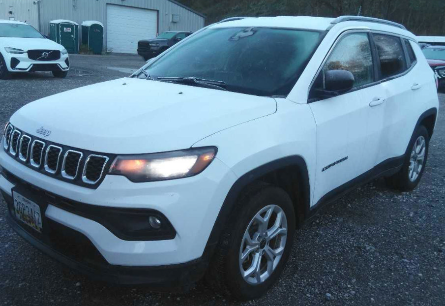 Used 2025 Jeep Compass Latitude AWD/4WD image 1