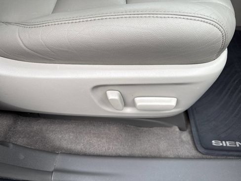 Used 2015 Toyota Sienna XLE 8 Passenger 4dr Mini Van image 29