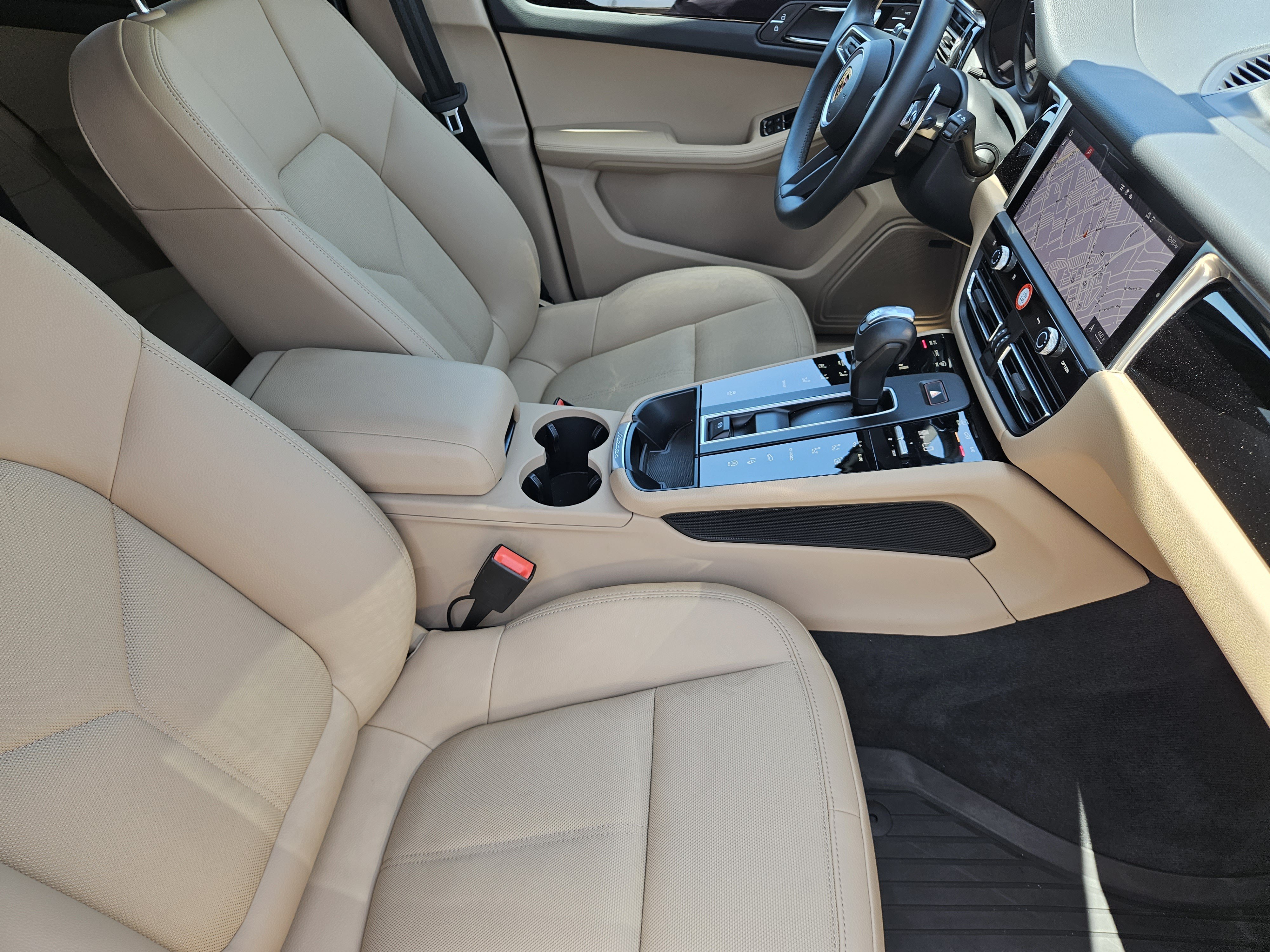 Certified 2026 Porsche Macan AWD/4WD image 15
