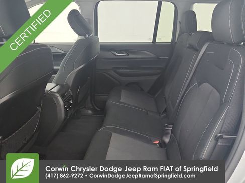 Used 2023 Jeep Grand Cherokee Laredo AWD/4WD image 28