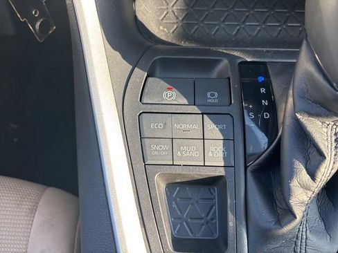 Used 2021 Toyota RAV4 LE image 31
