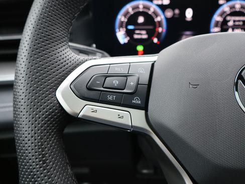 Certified 2025 Volkswagen Tiguan SE R-Line image 17