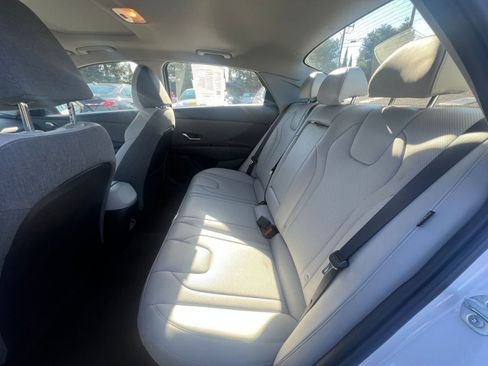 Used 2025 Hyundai Elantra Limited image 25