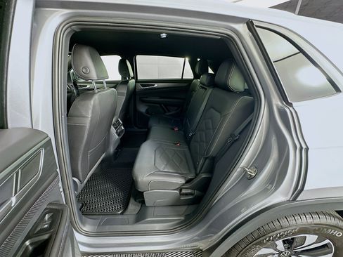 Used 2025 Volkswagen Atlas Cross Sport SE FWD image 27