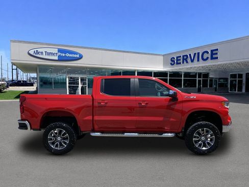 Used 2022 Chevrolet Silverado 1500 LT w/ Z71 Off-Road Package AWD/4WD image 9
