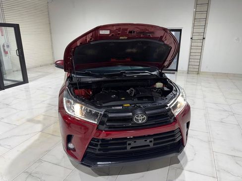 Used 2017 Toyota Highlander SE FWD image 4