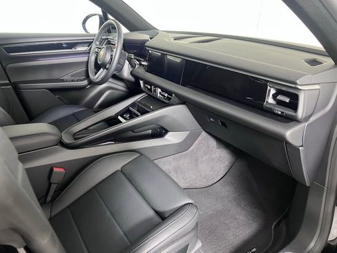 Certified 2025 Porsche Macan Electric image 20